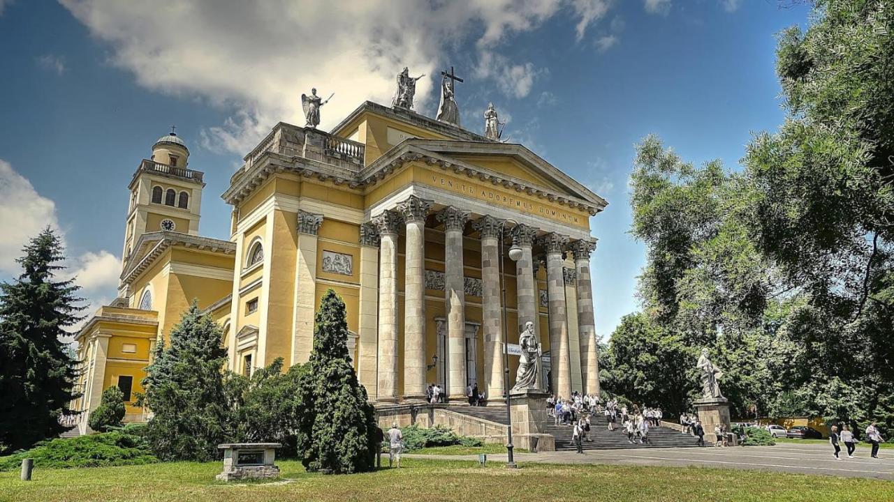 Oliaparman Apartment Eger Bagian luar foto